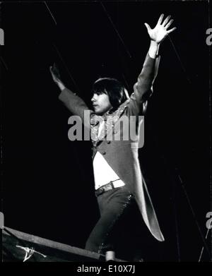 Mai 05, 1974-750 Schaden am Popkonzert im White City: mindestens 750 teeny Boppers wurden von David Cassidy im White City Stadium in London während der letzten Nacht Abschiedskonzert pop verletzt. Ein Mädchen kämpfte um ihr Leben mit einem Herzstillstand. Gab es bei 30.000 Teenyboppers in der Menge. Bild zeigt: David Cassidy bei seinem Abschiedskonzert in White City gestern Abend gesehen. Stockfoto