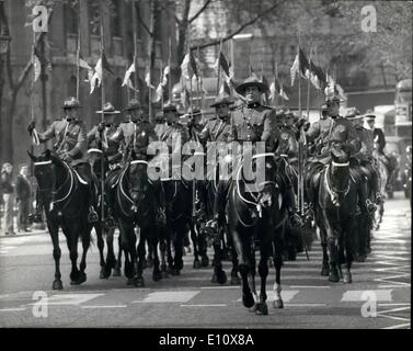 5. Mai 1974 - Royal Canadian Mounted Police besuchen Sie die Stadt: eine Loslösung von der Royal Canadian Mounted Police heute besuchte die City of London, und im Mansion House wurden sie durch den Oberbürgermeister von London, Sir Hugh Wontner, danach erhalten sie im Mansion House inspiziert. Das Foto zeigt die Ablösung der Royal Canadian Mounted Police, im Bild an der Temple Bar auf ihrem Weg in die City of London heute. Stockfoto