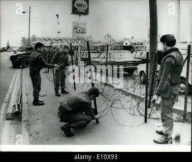 5. Mai 1974 - Ulster, die kurz vor dem Stillstand: die militante Protestanten das Ulster Workers Council, Veranstalter der Generalstreik in der Provinz, weigerte sich sogar Skelett unverzichtbare zu erbringen. Sie verstärkt den Stillstand nach Öl und Benzin Lagerhallen und 21 Tankstellen Truppen übernahm. Mit zwei Drittel der Ulster verdunkelt waren Produktion und Vertrieb von Lebensmitteln bereits gestoppt und der öffentliche Verkehr fast zum Erliegen. Foto zeigt Errichtung Stacheldraht in Balmoral-Tankstelle in den frühen Morgenstunden in Belfast Sicherheitskräfte. Stockfoto