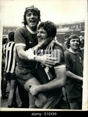 5. Mai 1974 - Liverpool gewinnt den Cup... Liverpool-Kapitän, Emlyn Hughes (rechts), umarmt Teamkollege Kevin Keegan-Torjäger von zwei der drei Tore Liverpools in ihrer Niederlage des Rivalen Newcastle United im FA-Cup-Finale im Wembley-Stadion Stockfoto