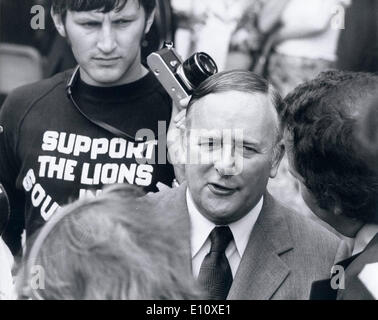 30. Juli 1974 - London, England, Vereinigtes Königreich - Sport Minister DENIS HOWELL begrüßt die British and Irish Lions Rugby-Team bei ihrer Ankunft am Flughafen Heathrow aus ihre Südafrika-Tour, wo sie 21 von 22 Spiele gewonnen. Howell wird von Reportern im Excelsior Hotel interviewt. Stockfoto