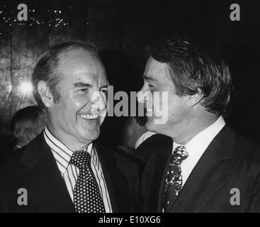 Vereinigte Staaten Senator von South Dakota GEORGE MCGOVERN Chat mit ROBERT Sargent SHRIVER. Stockfoto