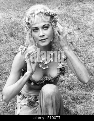 Schauspielerin Linda Thorson im Kostüm als "Titania" Stockfoto