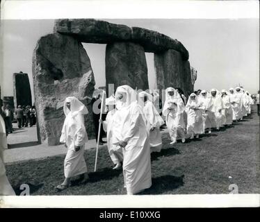 6. Juni 1974 - ANCIENT DRUID ORDER feiert Sommersonnenwende: Die jährliche Versammlung von der alten Druiden-Orden für die Feier der Sommersonnenwende anlässlich der längste Tag des Lichtes, fand heute in Stonehenge, das prähistorische Monument auf Salisbury Plain. KEYSTONE-FOTOSHOWS:-Blick auf die Prozession während heutige Zeremonie in Stonehenge. Stockfoto