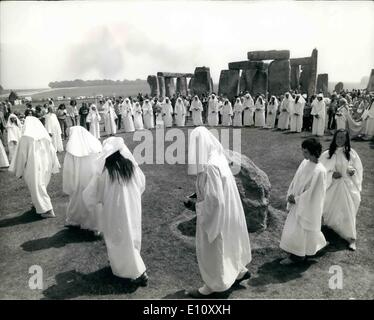 6. Juni 1974 - ANCIENT DRUID ORDER feiert Sommersonnenwende das jährliche Treffen der alten Druiden-Orden für die Feier der Sommersonnenwende, anlässlich der längste Tag des Lichtes, nahm legen heute in Stonehenge das prähistorische Monument auf Salisbury Plain. KEYSTONE-FOTOSHOWS:-allgemeine Ansicht der Prozession rund um den äußeren Kreis in Stonehenge heute. Stockfoto