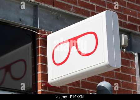 Optician´s Schild an der Gebäudewand, Finnland Stockfoto