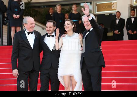 (L-R) Belgische Regisseur Luc Dardenne, belgischer Schauspieler Fabrizio Rongione, französische Schauspielerin Marion Cotillard und belgische Regisseur Jean-Pierre Dardenne besuchen die Vorführung des Films "Deux Jours, Une Nuit" (zwei Tage, eine Nacht) während der 67. jährlichen Cannes Filmfestspiele in Cannes, Frankreich, 20. Mai 2014. Der Film wurde im offiziellen Wettbewerb des Festivals präsentiert, von 14 bis 25 Mai läuft. Foto: Hubert Boesl/Dpa - NO WIRE SERVICE Stockfoto