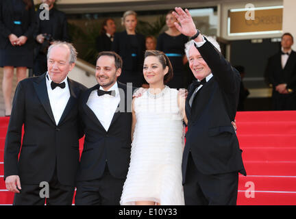 (L-R) Belgische Regisseur Luc Dardenne, belgischer Schauspieler Fabrizio Rongione, französische Schauspielerin Marion Cotillard und belgische Regisseur Jean-Pierre Dardenne besuchen die Vorführung des Films "Deux Jours, Une Nuit" (zwei Tage, eine Nacht) während der 67. jährlichen Cannes Filmfestspiele in Cannes, Frankreich, 20. Mai 2014. Der Film wurde im offiziellen Wettbewerb des Festivals präsentiert, von 14 bis 25 Mai läuft. Foto: Hubert Boesl/Dpa - NO WIRE SERVICE Stockfoto