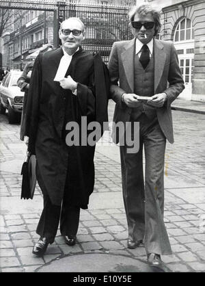 10. August 1974 - Paris, Frankreich - JOHNNY HALLYDAY (R) geht mit seinem Anwalt GILLES DREYFUS zum Palais de Justice Trail stehen Stockfoto