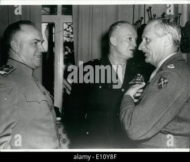 6. Juni 1974 - stirbt Marschall Zhukov; Marschall Zhukov, die berühmten russischen General des letzten Krieges heute starb, im Alter von 78. Foto zeigt Marschall Zhukov gesehen mit zwei anderen berühmten Generälen des letzten Krieges General Eisenhow und Feldmarschall Montgomery in Berlin in 19 Stockfoto
