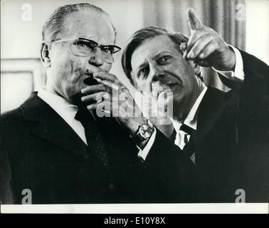 6. Juni 1974 - Präsident Tito trifft Bundeskanzlerin: Präsident Tito von Jugoslawien, Chats mit dem Bundeskanzler Helmut Schmidt (rechts), während die ehemaligen offiziellen Besuch Westdeutschland, die er auf Einladung des Präsidenten Heinemann gemacht. Stockfoto