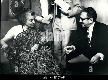 10. Oktober 1974 - US Staatssekretär Herr Henry Kissinger mit Premierministerin Frau Indira Gandhi als er auf sie in ihrem Büro in Neu-Delhi auf Montag, 28. Oktober 1974 nannte. Stockfoto