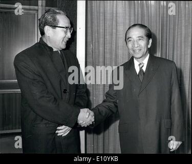 10. Oktober 1974 - japanische Außenminister In London: Herr Toshio Kimura (rechts), dem japanischen Außenminister mit Mr Haruki Mori, Botschafter, ihn am Flughafen Heathrow gestern, begrüßte als er für einen viertägigen Besuch ankam. Er soll haben Gespräche mit Herrn Callagham, Außenminister, und ein Treffen der japanische Botschafter in europäischen Ländern auch den Vorsitz führt. Stockfoto