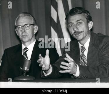 Sept. 09, 1974 - Skylab Astronaut In London. Dr. Owen K. Garriott, der zwei Monate im Weltraum verbracht hatte, die letztes Jahr als die Wissenschaft Handlung der zweiten Mannschaft der Raumstation Skylab und Dr. James. C. Fletcher, Administrator von der National Aeronautics and Space Administration, sind hier für einen Besuch und heute sie Pressekonferenz bei der amerikanischen Botschaft in London statt. Foto zeigt: Dr. Owen Garrott anlässlich der Pressekonferenz von Dr. James Fletcher, bei der amerikanischen Botschaft heute beobachtet. Stockfoto