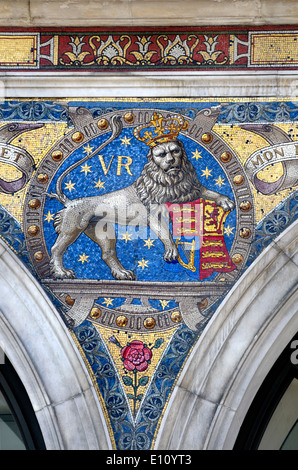 London, England, Vereinigtes Königreich. Brüstungselemente Mosaiken an der Außenfassade des 235 Regent Street. Britische königliche Löwe Stockfoto