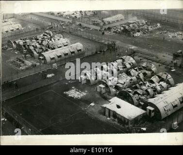 10. Oktober 1974 - Maze Prison in Nordirland in Brand gesetzt, von den Gefangenen: Blick auf das Wrack im Labyrinth-Gefängnis, Nordirland, wo eine Zellenblock, das Krankenhaus, die Küche und etwa 70 Hütten Barrack wurden zerstört, in einer Nacht von Brandstiftungen und Plünderungen, die gestern früh endete. Fünfzehn Mitglieder des Personals des Gefängnisses, ehemals Long Kesh Internierungslager wurden verletzt, im Nahkampf mit Gefangenen. Stockfoto