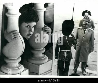 10. Oktober 1974 - Präsident Tito Staatsbesuch in Dänemark - der dänische Kronprinz ist ein geheimer Zaungast.: Präsident Tito von Jugoslawien, begleitet von seiner Frau ist derzeit auf einer viertägigen Staatsbesuch in Dänemark. Das Foto zeigt eine Verknüpfung Bild zeigt die junge dänische Krone - Prinz Frederick wird einen Blick auf das Verfahren vom Balkon des Frdensborg Schloss - und auf richtige Präsident Tito gefolgt von Margareth Königin von Dänemark bekommt den Gruß von einem Offizier der königlichen Garde. Stockfoto