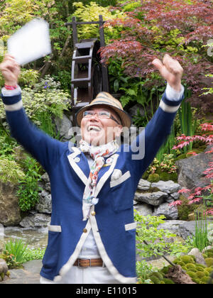 London, UK, 20. Mai 2014 RHS Chelsea Flower Show erste Tag.  Die Togenkyo - gewinnt ein Paradies auf Erden Handwerker Garten eine Goldmedaille und die besten Handwerker Garten Award.  Eine sehr beliebte Figur auf der Messe entworfen von Herrn Kazuyuki Ishihara. Bildnachweis: Ian Thwaites/Alamy Live-Nachrichten Stockfoto