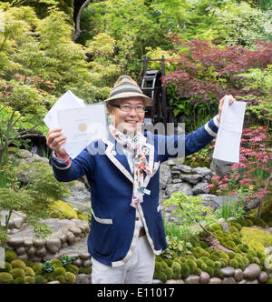 London, UK, 20. Mai 2014 RHS Chelsea Flower Show erste Tag.  Die Togenkyo - gewinnt ein Paradies auf Erden Handwerker Garten eine Goldmedaille und die besten Handwerker Garten Award.  Eine sehr beliebte Figur auf der Messe entworfen von Herrn Kazuyuki Ishihara. Bildnachweis: Ian Thwaites/Alamy Live-Nachrichten Stockfoto