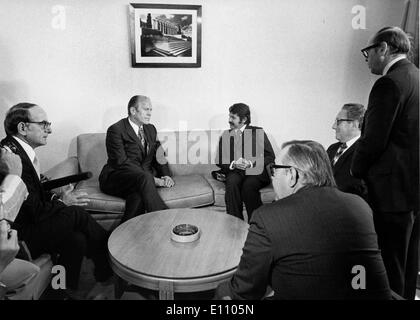 Präsident Ford im Gespräch mit Kurt Waldeheim bei den Vereinten Nationen Stockfoto