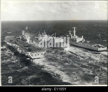 Sept. 20, 1974 - Übung '' nördliche Fusion '': The Royal Navy Flugzeugträger HMS Hermes und der Angriff Schiff HMS Fearless gelten am See vor der schottischen Küste während dieser Woche großen Nato-Übung "nördlichen Fusion '' betankt werden. Sowjetische Recennaissance '' Bär '' Flugzeug wenn die R.A.F Lightning Flugzeug abgefangen, wenn sie Sneeping der Nato gefunden wurden Schiffe Teilnahme an der Übung. Foto zeigt HMS Hermes (links) und die Assualt Schiff HMS Fearless (rechts) als Kerosinkocher auf See während der Nato-Übung "nördlichen Fusion" Stockfoto