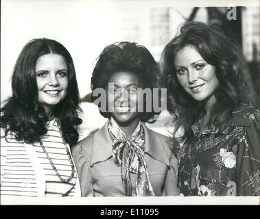 11. November 1974 - ankommen Miss-World-Teilnehmer in London. Foto zeigt drei der Miss World Teilnehmer abgebildet im Grosvenor Gardens, London, heute (L, R) Miss Canada (Sandra Campbell); Miss Afrika Süd (Evelyn Peggy Williams) und Miss Israel (Lea Klein) sie werden im Wettbewerb um die Miss-WM-Titel in der Royal Albert Hall, London am 22. November. Stockfoto