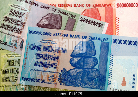 Zimbabwe Banknoten reflektieren hyper-Inflation. 10 Billionen zu 100 Billionen Dollar Stockfoto