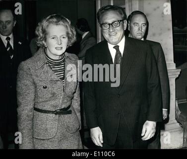 2. Februar 1975 - trifft Dr.Kissinger Mrs.Thatcher. Dr.Henry Kissinger, US-Außenministerin traf heute Morgen Frau Margaret Thatcher, neuer Führer der konservativen Partei im Claridge; s Hotel, London, wo sie ein Frühstück hatte Zeit treffen. Foto zeigt Dr.Henry Kissinger und Frau Margaret Thatcher Claridge abgebildet ist heute Morgen. Stockfoto