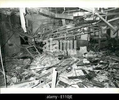 11. November 1974 - 19 Tote und viele Verletzte bei Bombenexplosionen in Birmingham.: 19 Menschen getötet und 200 verletzt durch IRA terroristischen Bomben, die in zwei Gaststätten im Zentrum von Birmingham gestern Abend explodierte. Eine Bombe war an der Mulberry Bush Gastwirtschaft und das andere in der Taverne in der Stadt. Foto zeigt die Verwüstungen durch die Bombe im Mulberry Bush Public House in Birmingham letzte Nacht zu zeigen. Stockfoto