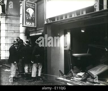 11. November 1974 - 19 Tote und viele Verletzte bei Bombenexplosionen in Birmingham.: 19 Menschen getötet und 200 verletzt durch IRA terroristischen Bomben, die in zwei Gaststätten im Zentrum von Birmingham gestern Abend explodierte. Eine Bombe war an der Mulberry Bush Gastwirtschaft und das andere in der Taverne in der Stadt. Foto zeigt Feuerwehrleute im Bild außerhalb der Taverne in der Stadt, zeigt, dass das zerbrochene Innere der anliegenden Geschäfte heute. Stockfoto