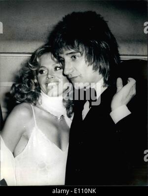 3. März 1975 - Britt und Stab. Pop-Sänger Rod Stewart und seine neue Freundin, Britt Ekland. Im Bild gestern Abend nach dem Besuch der Premiere von Ken Russells neuen Film '' Tommy'' am Leicester Square Theatre in London. Nach küssen und umarmen Rod, führen Sänger mit den Gesichtern sagte: '' die echt '' Britt, früher die Ehefrau von Peter Sellers, vor kurzem von Musikproduzent Lon Adler aufgeteilt. Stockfoto