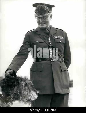 3. März 1975 - St. Patricks Day Parade in Pirbright: irische Gardisten, serviert im Vereinigten Königreich, feierte heute St. Patricks Day an der Wachen Depot, Pirbright, Surrey. Die Oberst des Regiments, General Sir Basil Eugster, nahm den Gruß und Shamrock Irish Gardisten, alte Kameraden und auch Fionn, das Regiments Maskottchen vorgestellt. Das Foto zeigt General Sir. Fionn, den Irish Wolfhound Regiments Maskottchen, bei heutigen Parade präsentiert Basil Eugster, Shamrock. Stockfoto