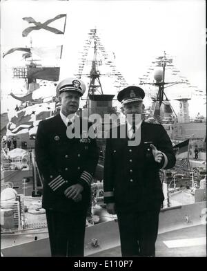 3. März 1975 - US Marine Kapitän nimmt Befehl der Nato Standing Naval Force Atlantic.: Kapitän Arie Sigmond, von der United States Navy (links), der gestern von der Nato Standing Naval Force Atlantic bei einer Zeremonie in Portsmouth, Befehl von Commodore D.N Mainguy von Kanada (rechts) übernahm. Die Kraft besteht aus Schiffe aus sechs Nato-Nation. Stockfoto