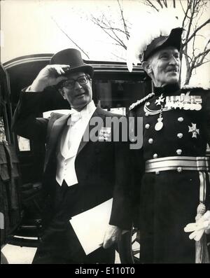 3. März 1975 - amerikanischer Botschafter stellt Anmeldeinformationen: Mr Elliott Richardson, des neuen amerikanischen Botschafters, heute ging zum Buckingham Palace, seine Referenzen zu präsentieren. Fotoshows: Mr Elliott Richardson, ist aus der amerikanischen Botschaft in Grosvenor Square, London, seine Anmeldeinformationen auf rechten Seite präsentieren die Hon Michael Fitzalan-Howard Marshal des diplomatischen Korps. Stockfoto