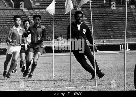 Fußballer Pele trainiert mit japanische Kinder Stockfoto