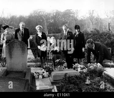 LADY CLEMENTINE CHURCHILL und Familie bilden einen Kranz am Grab von SIR WINSTON CHURCHILL in Bladon für Winstons Geburtstag Stockfoto