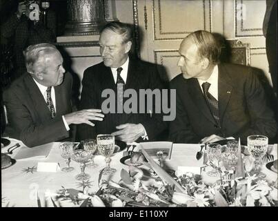 10. Dezember 1974 - der britische Premierminister Harold Wilson, Taoiseach von Irland Liam Cosgrave und französischen Präsidenten Valery Giscard d ' Estaing sprechen bei einem Abendessen im Elysée-Palast. Stockfoto