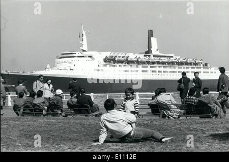 3. März 1975 - vielleicht träumen sie von einer Weltreise auf '' Q.E.2'': mehr als Yokohame betrachten die 65-863-Tonne britische Luxusliner Queen Elizabeth II im japanischen Hafen ist auf die Welt-Jungfrau mit 1.470 Passagiere aboard.the Schiff Kreuzfahrt Runde 24 Ports in 19 Ländern ihre 92 tagsüber Cruise besucht, 250.000 Japaner Yamashita Park besucht haben , und ihre nächste Station ist Honolulu. Stockfoto