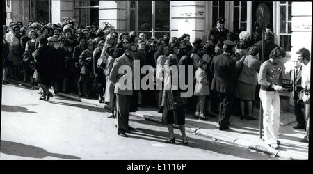 12. Dezember 1974 - griechischen König Constantine ablehnen: das Referendum in Griechenland am Sonntag die Rückkehr des Königs Constantine zu Gunsten einer republikanischen Form der Regierung abgelehnt. Foto zeigt zwei Szenen in Athen bei der Volksabstimmung am Sonntag. Im oberen Bild wirft eine Bäuerin ihre Stimme, während im unteren Bild, wartet eine große Warteschlange stimmen. Stockfoto