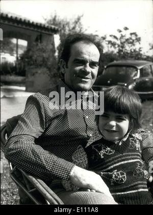 18. März 1975 - bereit für den Kampf in der linken neue Kampagne führen, die Morgen beginnen wird verlässt Georges Marchais seine Villa in der Nähe von Grasse, nach einer langen Rekonvaleszenz nach Paris zurück. Hier ist der Generalsekretär der kommunistischen Partei Frankreichs, seine letzten Momente der Ruhe mit seiner Familie zu genießen. Stockfoto