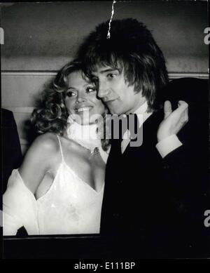 27. März 1975 - Britt und Stab. Pop-Sänger Rod Stewart und seine neue Freundin, Britt Ekland, im Bild gestern Abend nach dem Besuch der Premiere von Ken Russells neuen Film '' Tommy'' am Leicester Square Theatre in London. Nach dem küssen und umarmen Rod, führen Sänger mit The Faces sagte: '' die echt ''. Britt, früher die Ehefrau von Peter Sellers, vor kurzem aufteilen von Musikproduzent Lon Adler. Stockfoto