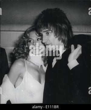 27. März 1975 - Britt und Rod: Pop-Sänger Rod Stewart und seine Freundin, Britt Ekland, im Bild gestern Abend nach dem Besuch der Premiere von Ken Russells neuen Film '' Tommy'' am Leicester Square Theatre, London. Nach dem küssen und umarmen Rod, führen Sänger mit The Faces sagte: '' die echt ''. Britt, früher die Ehefrau von Peter Sellers, vor kurzem aufteilen von Musikproduzent Lon Adler. Stockfoto