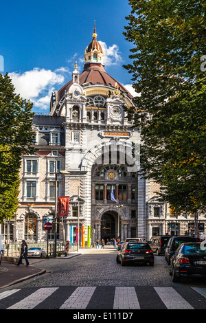 Der große Auftritt des Bahnhofs Antwerpen-Centraal von Louis Delacenserie entworfen. Stockfoto