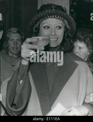 1. Januar 1975 - Sophia Loren bei Christian Dior Fashion Show: berühmte italienische Schauspielerin Sophia Loren im Bild gestern, wenn sie eine Christian Dior Fashion Show in Paris, besuchte mit einem Glas Champagner Marc Bohan Erfolg wollen. Stockfoto