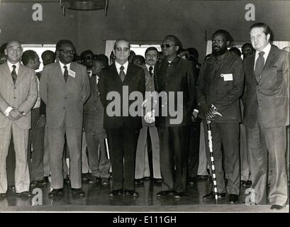 1. Januar 1975 - offizielle Bild der Top-Konferenz In Algarve: In der Mitte: Präsident der Republik Portugal, General Francisco Da Costa Gomes, auf der rechten Seite: Roberto Holden, Dr. Jonas Savimbi und Dr. Mario Soares, Minister von ausländischen Affaires von Portugal. Auf der Oberseite: Dr. Agostinho Neto und Hochkommissar von Angola, Admiral Rosa Coutinho. Stockfoto