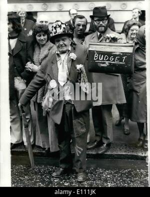 4. April 1975 - die humorvolle Seite des Budget-Tag: Abgebildete außerhalb Nr. 11 Downing Street, wo die Kanzlerin verlassen wollte, um sein Budget zu präsentieren, ist Herr Ernest Stokes, im Alter von 73, Bethnal Green, der ging mit seiner eigenen Version des Budget Tag präsentieren. Stockfoto