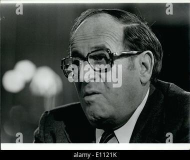 4. April 1975 - N Y S Assembly Rede Stanley Steingut bei Anhörungen des Senats im Pflegeheim-Skandal. Stockfoto