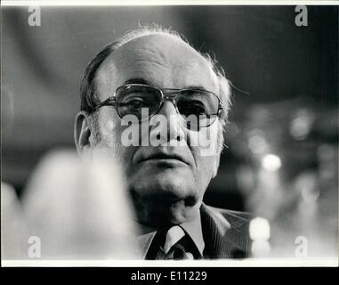 4. April 1975 - Krankenpflege zu Hause Anhörungen 04.02.75. Samuel A. Dachowitz, Buchhalter für Bernard Bergman, nahm die 5. Novelle Stockfoto