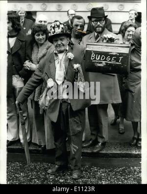 15. April 1975 - humorvoll-Seite des Budget-Tag. Abgebildete außen Nr. 11 Downing Street, wo die Kanzlerin verlassen wollte, um sein Budget zu präsentieren, ist Herr Ernest Stokes, im Alter von 73, Bethsal Green, der ging mit seiner eigenen Version des Budget Tag präsentieren. Stockfoto