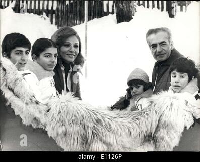 26. Januar 1975 - Shah und iranische imperiale Familie in St. Moritz. Fotoshows von der linken Kronprinz Reza Cyrus Ali, princesse Fahranaz, Kaiserin Farah Diby, Prinzessin Leila, Schah Reza Pahlevi und Prinz Ali Reza in einem Mantel bedeckt Schnee-Trainer in St. Moritz. Stockfoto